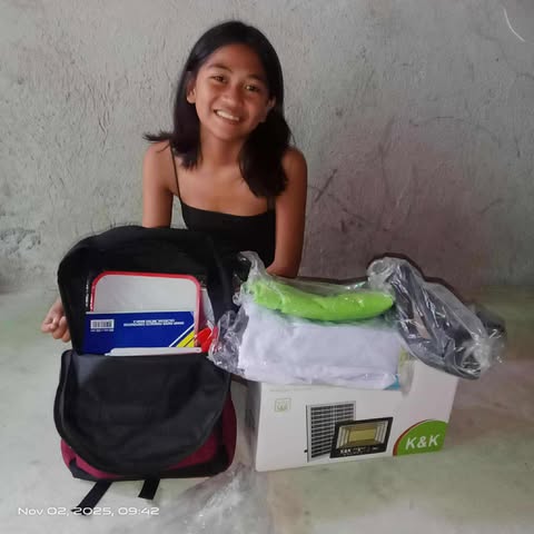 学用品を受け取った奨学生