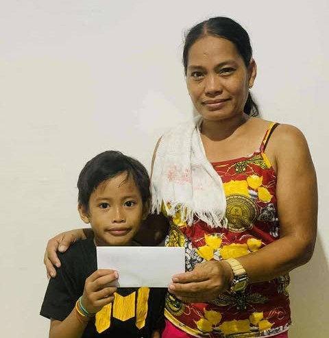 支援金8000ペソを受け取った奨学生と保護者