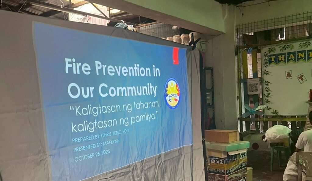 地域での火災予防セミナーのスライド投影の様子