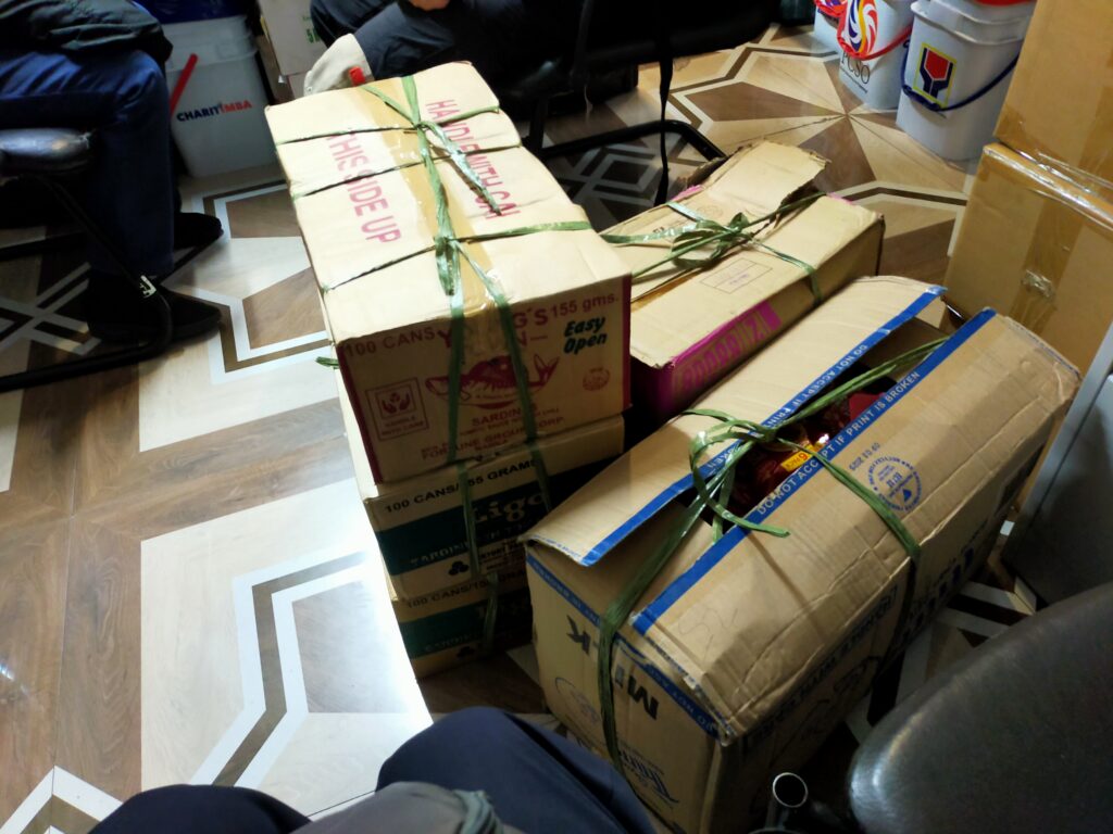 缶詰、インスタント麺、コーヒーが入った段ボール